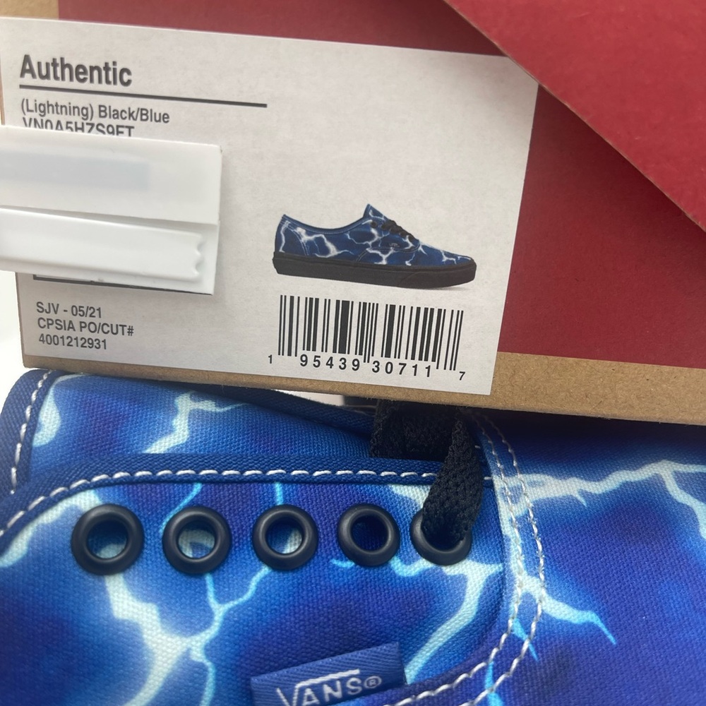 Vans WMNS Authentic (Lightning)
Black/Blue Sneakers
VN0A5H78QFT
Electric Blue - Picture 16 of 16